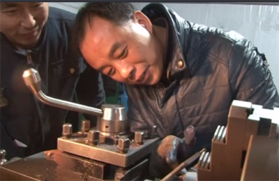 平凡岗位演绎别样人生 李明强的普通冲床故事